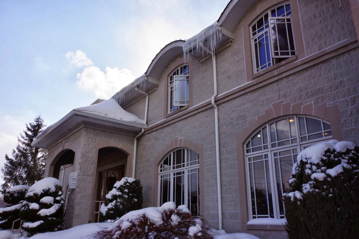 Casa Larga Vineyards building in the wintertime